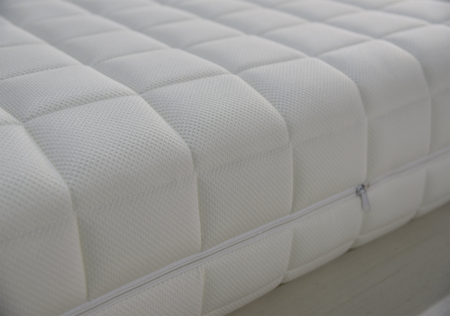 LAYOUNG Latex Memory Foam Mattress,high-grade knitted fabric with middle zipper, high elastic foam pocket sprung mattress,23cm, for Maintaining Superior Ventilation,roll packing 100PCS OEM ODM